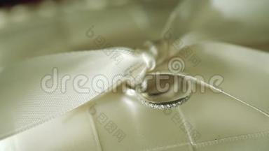 结婚戒指宏观特写金银钻石珠宝在阳光下